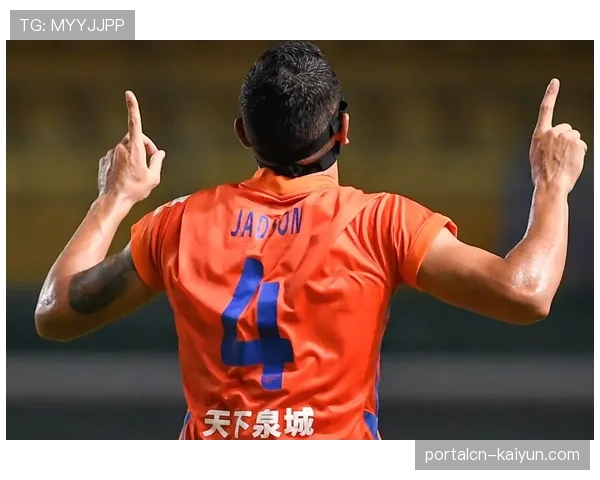 山东泰山多线作战时黄政宇客串中卫，防空站位出球全不稳